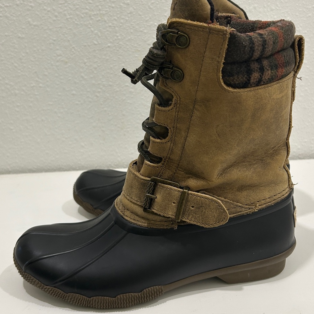 Sperry Saltwater Misty Plaid Duck Boot in Black and Tan |Size 7M - Picture 4 of 17